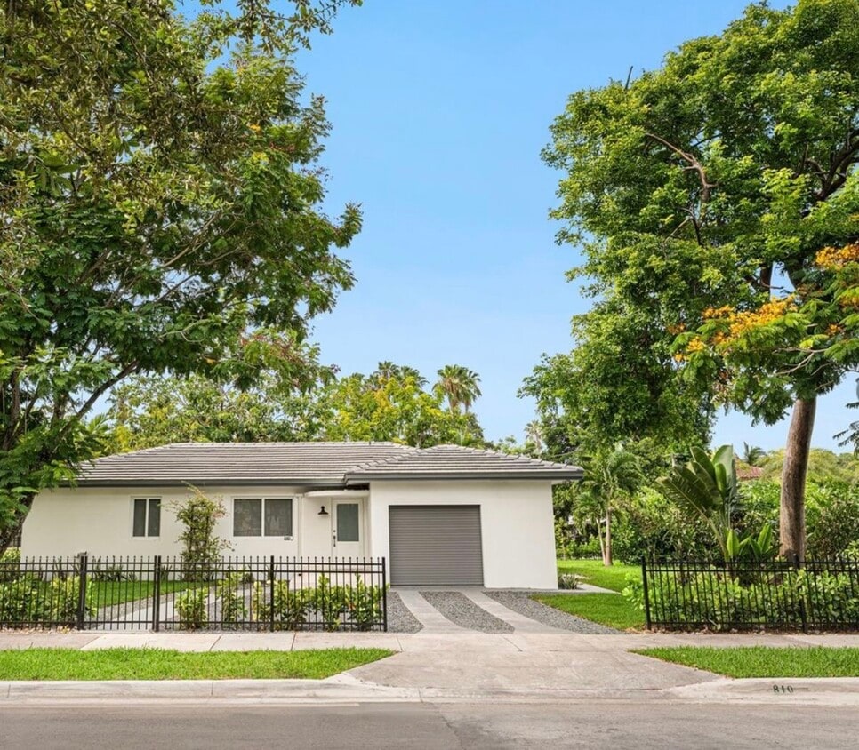 Foto principal - 810 NW 7th St