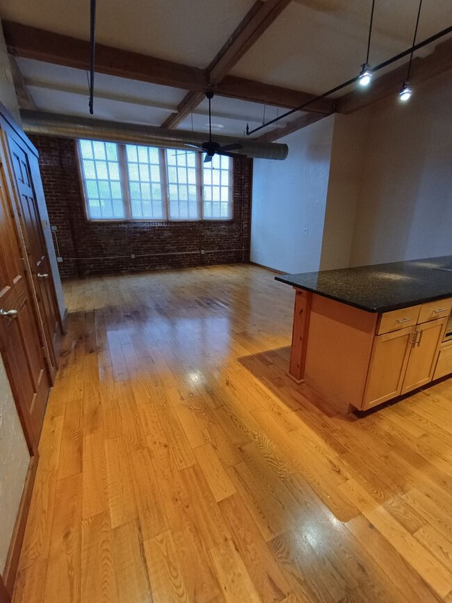 Building Photo - Large 1 Bedrooom 1.5 Bath Loft