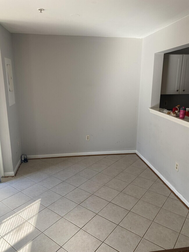 Building Photo - 65 Royalty Cir