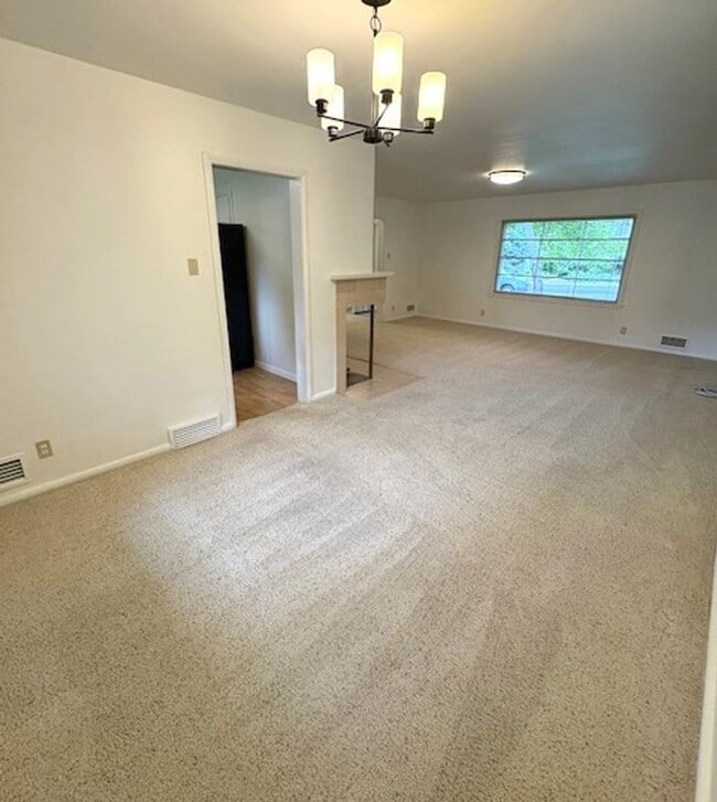 Building Photo - 4 Bedroom Home in Holladay