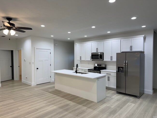 Building Photo - 371 W Country Club Dr