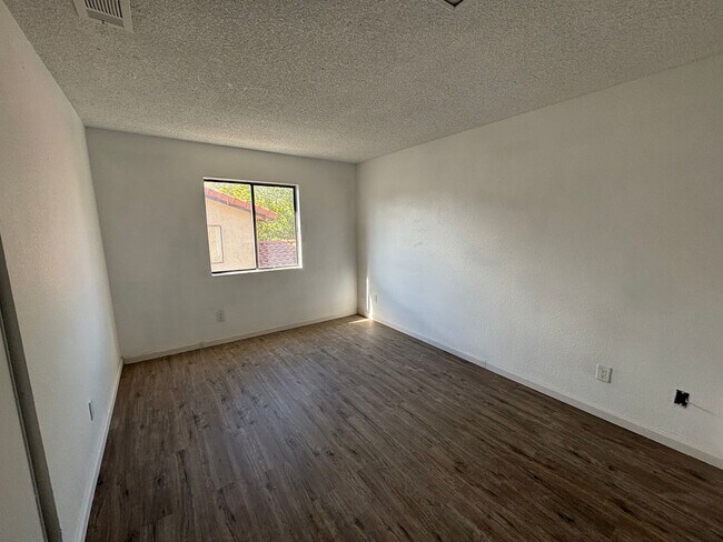 Foto del edificio - Cozy 2-Bedroom Unit with Fireplace and Utilities Included in Lancaster!