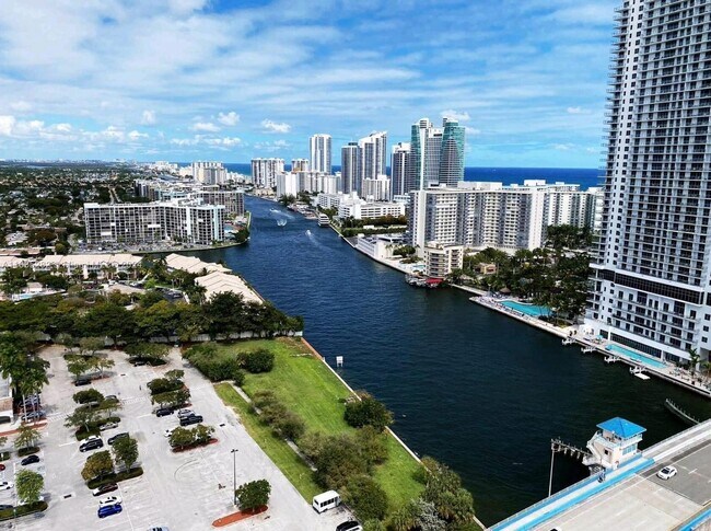 Building Photo - 2602 E Hallandale Beach Blvd