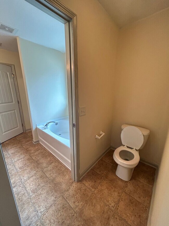 Foto del edificio - 4 bedroom/2.5 bathroom in Savannah, GA