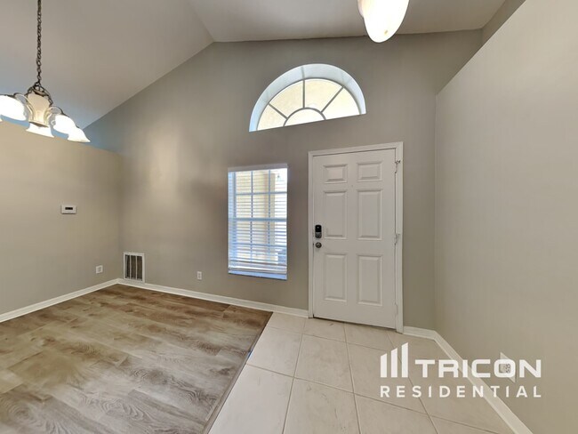 Building Photo - 31136 Whinsenton Dr