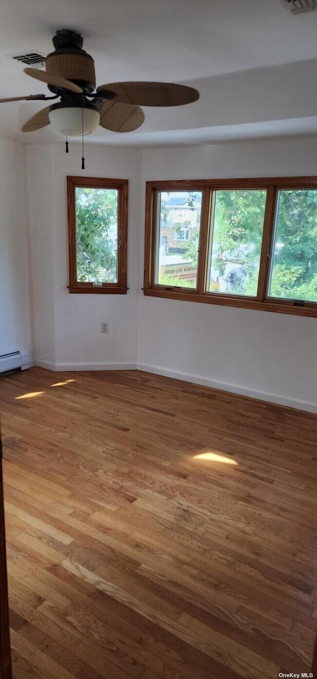 Building Photo - 459 Tennyson Dr