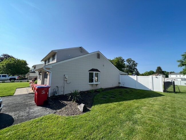 Building Photo - Large Warminster Single home 4 bedrooms 3 ...