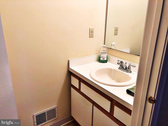 Foto del edificio - 225 Charring Cross Dr