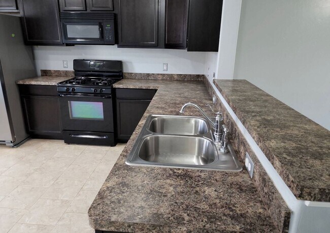 Foto del edificio - 4 bedroom 2.5 bath - Yukon Schools