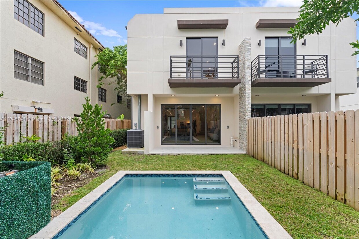 Foto principal - 909 NE 16th Pl