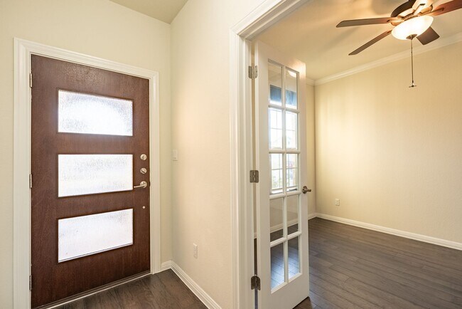 Building Photo - Beautiful 4 bedroom, 3.5 bathroom home in ...