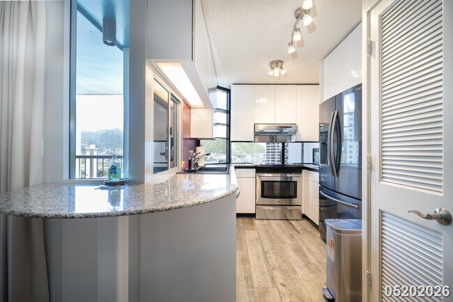 Foto del edificio - $4000 l 2 Bedrooms | 2 Bathrooms | STUNNING VIEWS/ RESORT STYLE LIVING