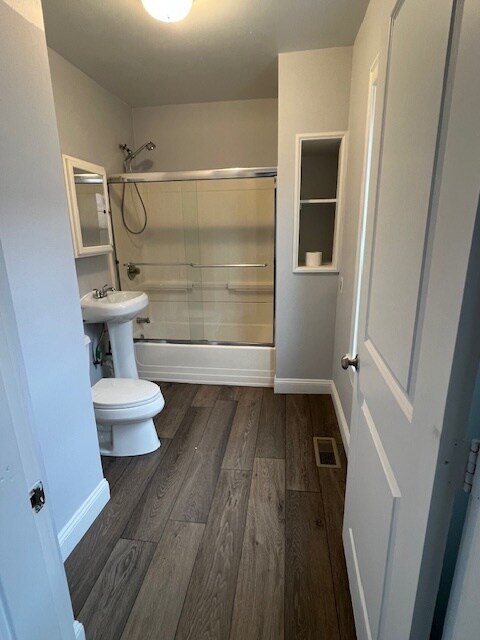 Baño - 635 Broadway St