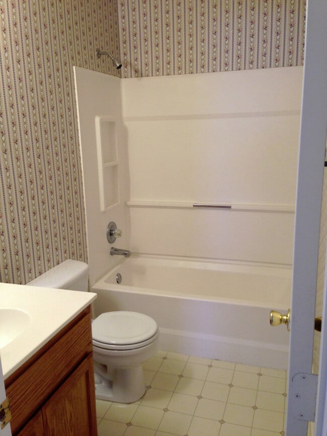Building Photo - Duplex *LEASING SPECIAL AVAILABLE*