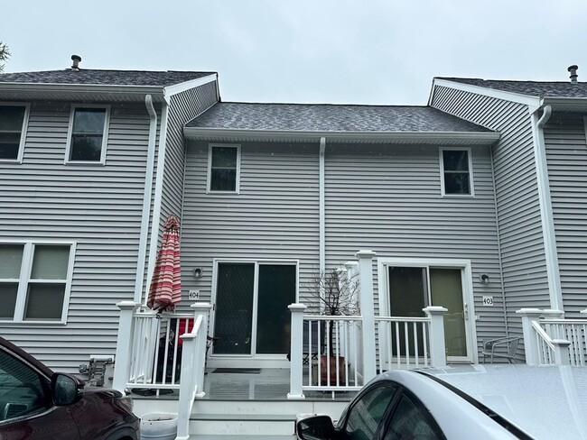 Building Photo - 404 Pondview Pl