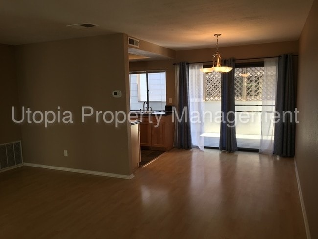 Building Photo - Gorgeous North Clairemont Town-home!!