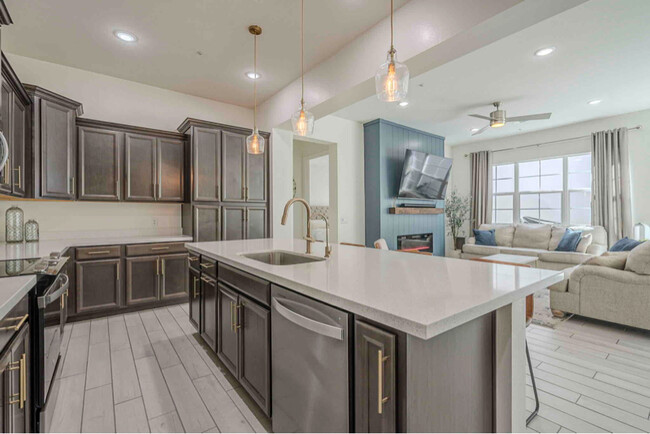 Building Photo - 2467 E Lovebird Ln