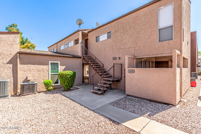Building Photo - 2680 E Oakleaf Dr