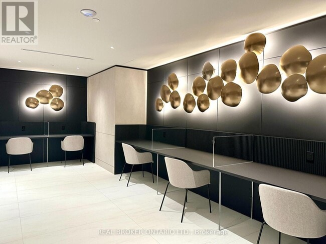 Photo du bâtiment - 30 Upper Mall Wy