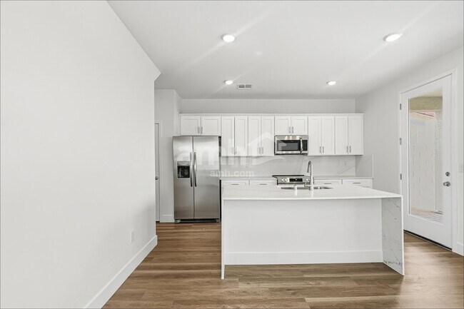Building Photo - 8750 N Begonia Ct