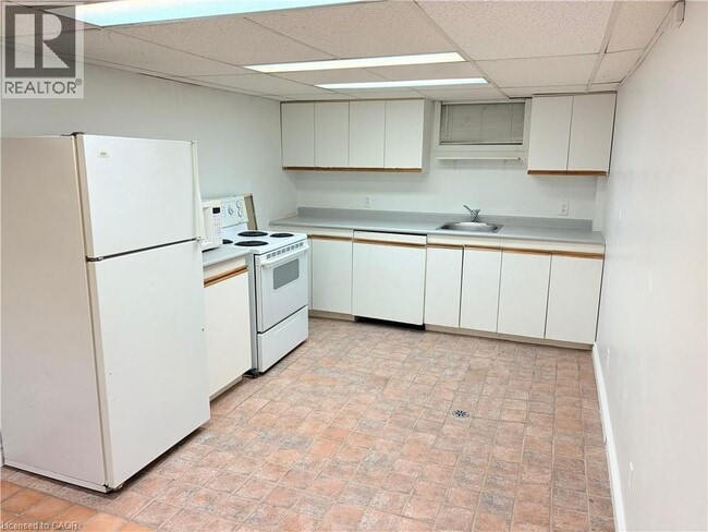 Building Photo - 124 King St N