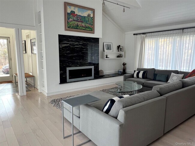 Foto del edificio - 42 N Menantic Rd