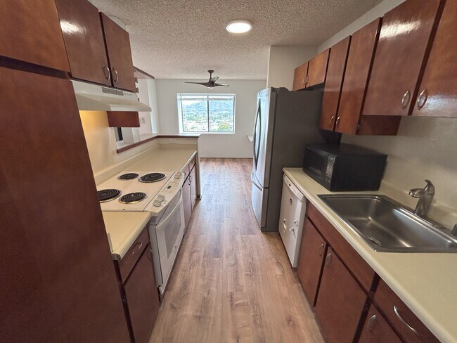 Building Photo - 46-49-49 Aliianela Pl