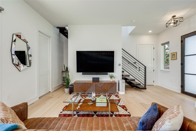 Building Photo - 2909 Oak Crest Ave