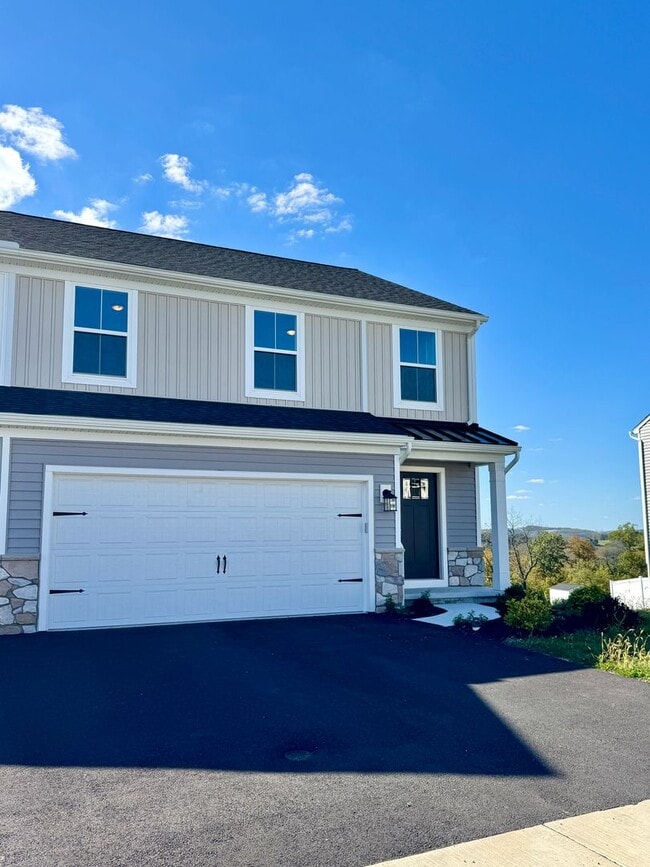 Building Photo - 3244 Eisenhower Dr