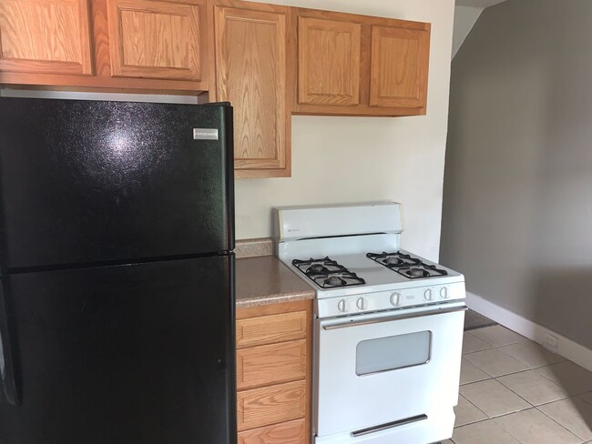 Building Photo - SPACIOUS OAKLAND HOUSE WITH BONUS ROOM - AVAILABLE AUGUST!