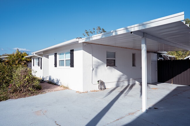 Building Photo - 6671 Fiesta Way