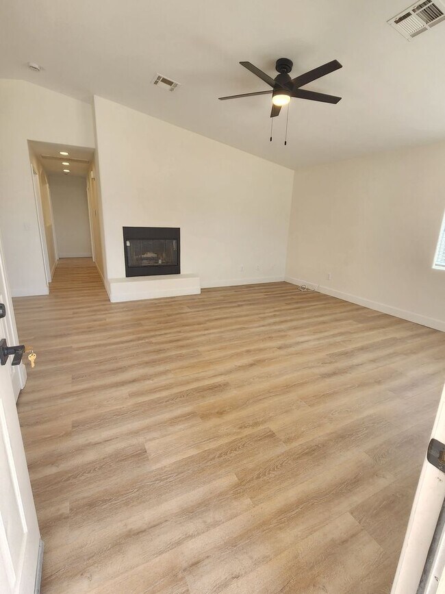 Building Photo - 3 bedroom 2 bathroom close to shops and public transportation