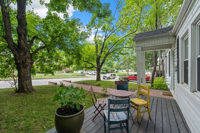 Building Photo - Charming 3-bedroom home with spacious fenc...