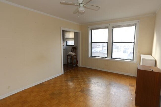 Foto del edificio - 717 W Belmont Ave
