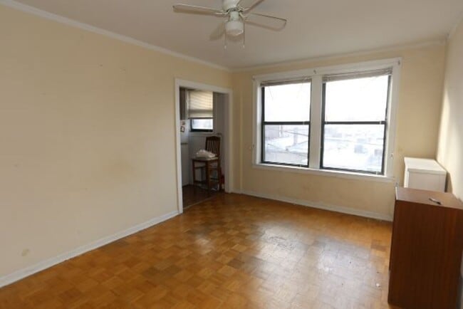 Building Photo - 717 W Belmont Ave