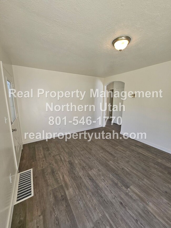 Building Photo - Charming 2-bedroom Home in Layton Now Avai...
