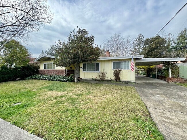 Building Photo - Centrally located Napa home on large lot