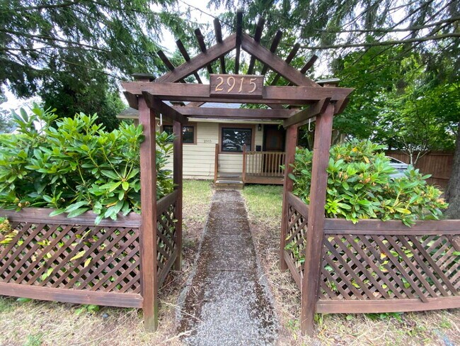 Building Photo - 3-bedroom Home with Large Fenced Yard - Wa...