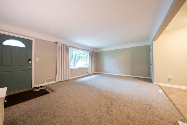 Foto del edificio - 390 66th Ave NE