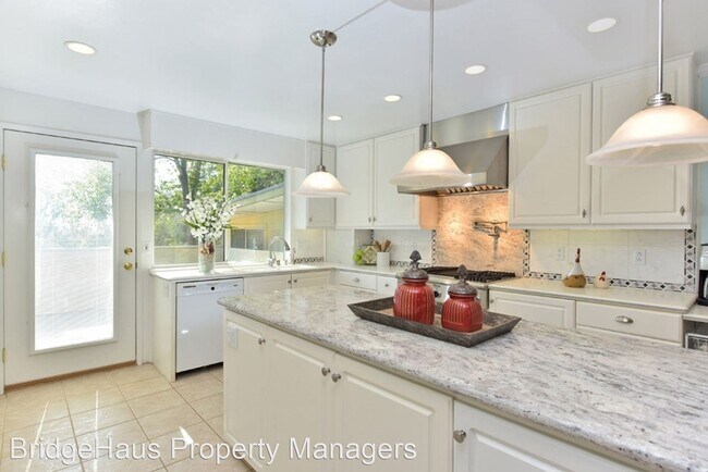 Building Photo - 4 br, 3 bath House - 2120 Bernardo Ave