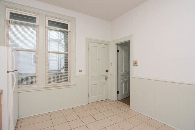 Building Photo - 3224 N Racine Ave