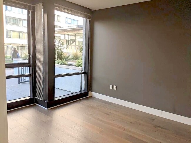 Photo - 260 King St Apartment