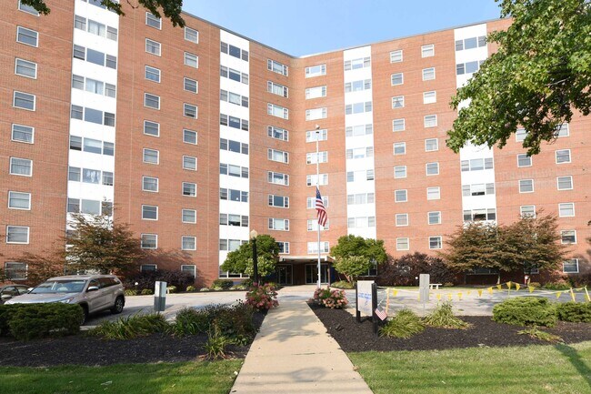 Building Photo - 11850 Edgewater Dr