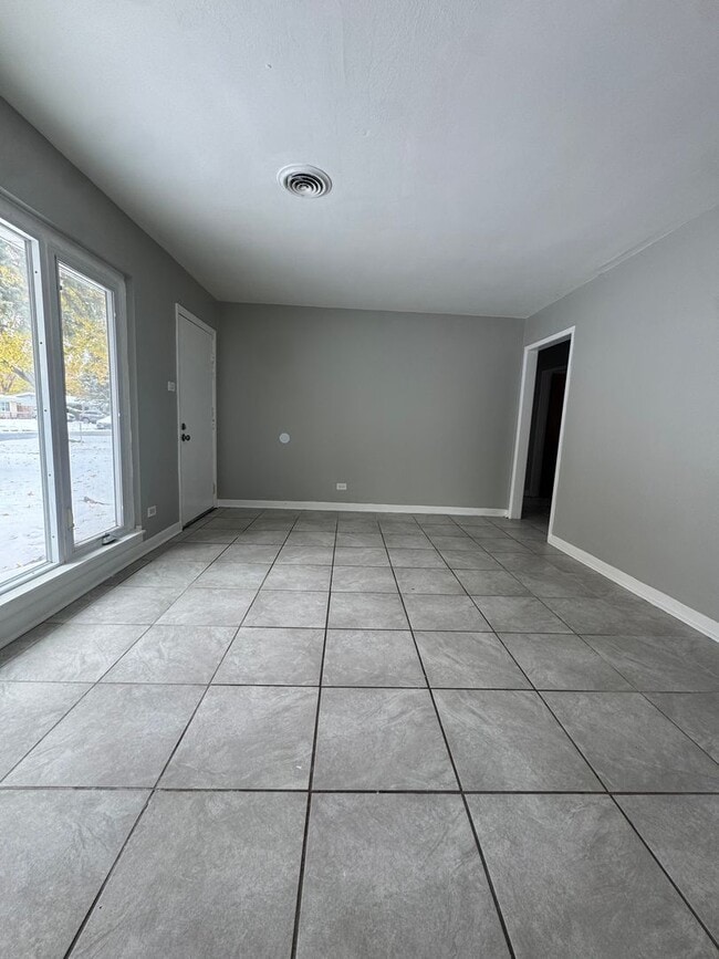 Building Photo - Don’t miss out on this charming three-bedr...