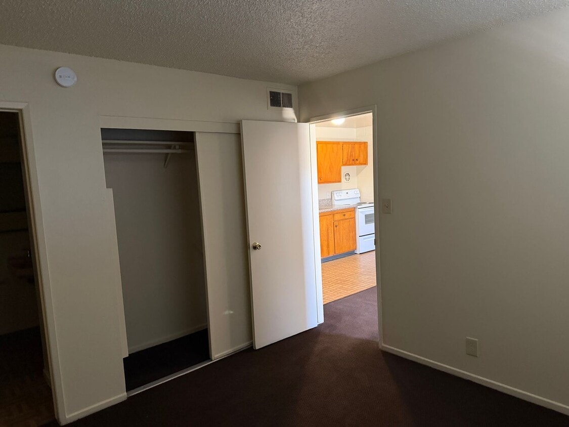 Building Photo - Available 1 Bedroom Condo In Central Las Vegas