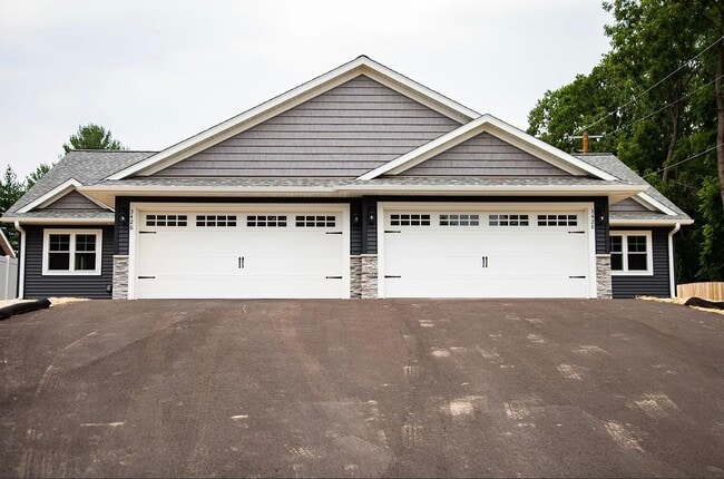 Building Photo - 3428 Riverview Dr
