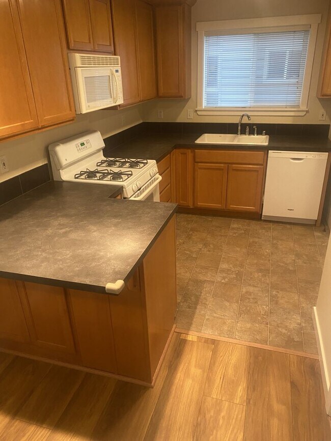 Foto del edificio - LIKE NEW three bedroom with fantastic updates, one car garage and private newly fenced front patio!