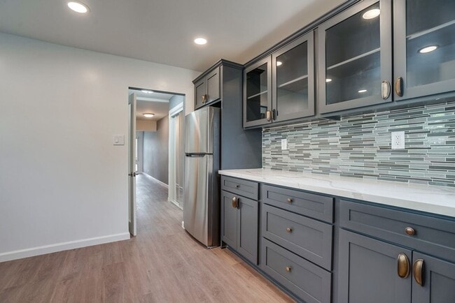 Building Photo - 627 W 92nd St