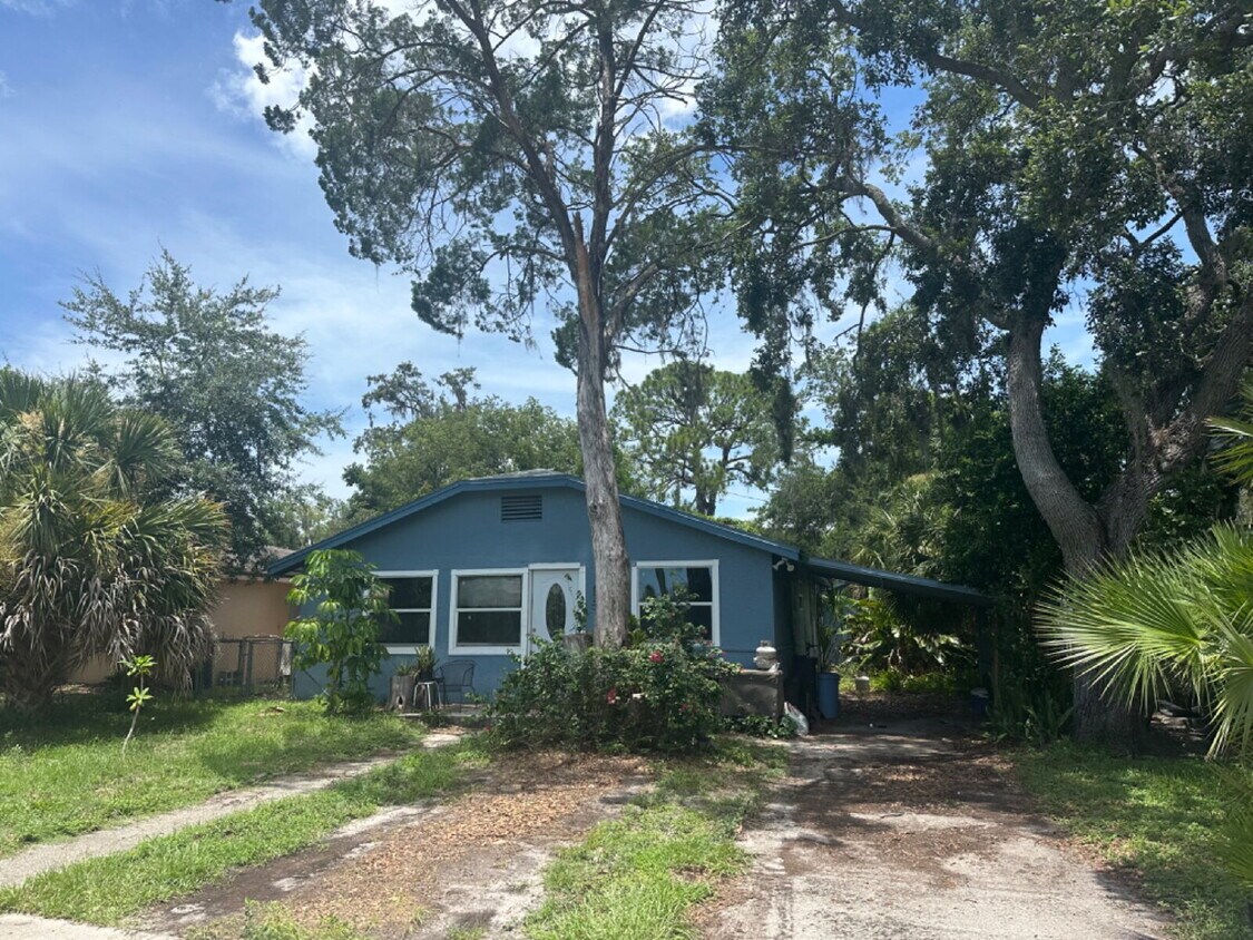 Building Photo - Location, Location, location! Two Bedroom,...