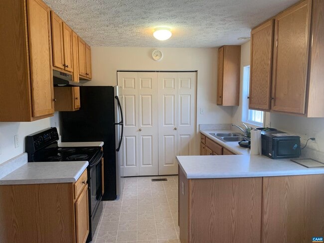 Building Photo - 7075 Maudes Ln